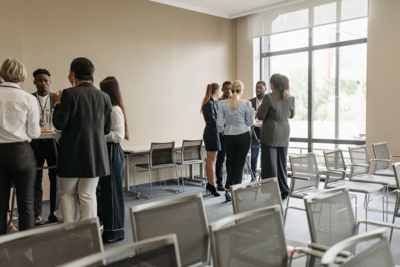 Five Minutes to the Truth: Decoding the Invisible Hierarchy in Any Elite Room